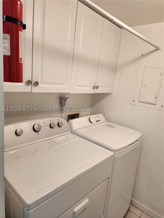 Building Photo - 3561 Pine Tree Ct