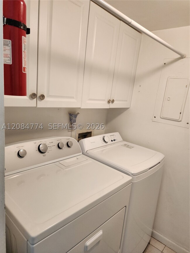 Building Photo - 3561 Pine Tree Ct