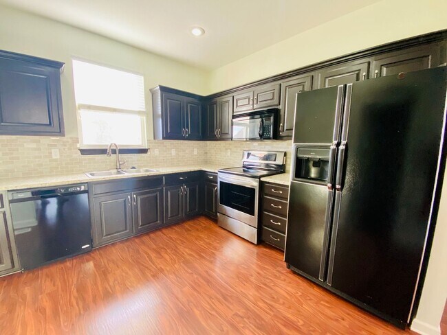 Foto del edificio - {12337} Spacious Stone Creek Village Townhouse + All Appliances Included + Lawn Care Included + 1...