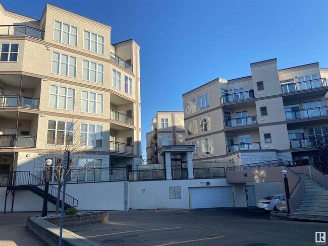 Photo du bâtiment - 4835-104a 104a St NW