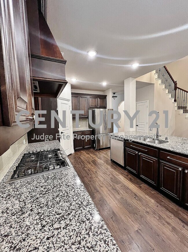 Foto del edificio - Executive 2-Story 5/4/2 with Sparkling In-Ground Pool in Mansfield!