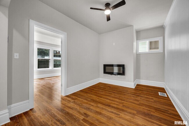Foto del edificio - 1611 W Barker Ave