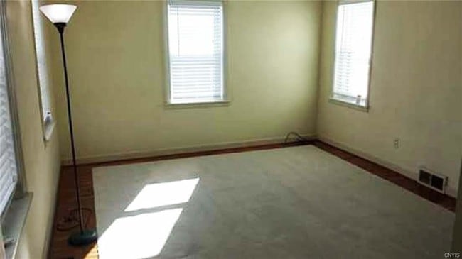 Building Photo - 4 Overbrook Crescent