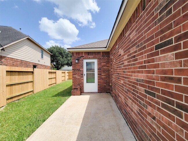 Foto del edificio - 17207 Mossbriar Ln