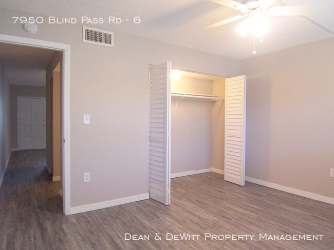Foto del edificio - 7950 Blind Pass Rd