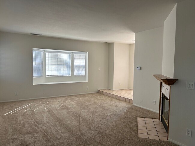 Building Photo - 3 bedroom 2.5 Bath Home