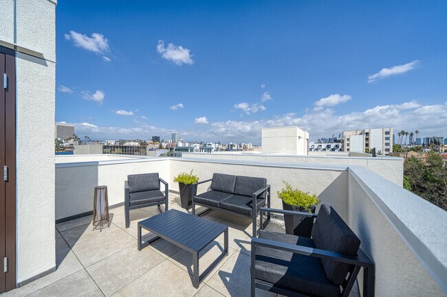 Foto del edificio - 1040 Irolo St