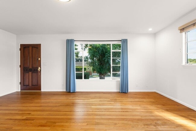 Foto del edificio - 5651 N Bryn Mawr St