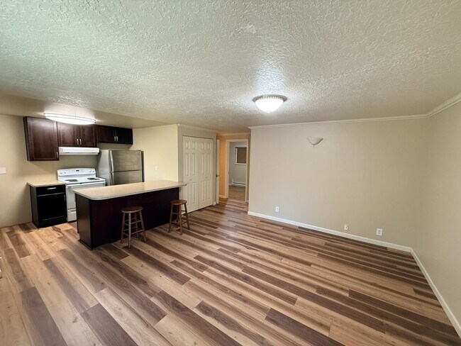 Building Photo - Cozy Updated 3 Bedroom Happy Valley Unit