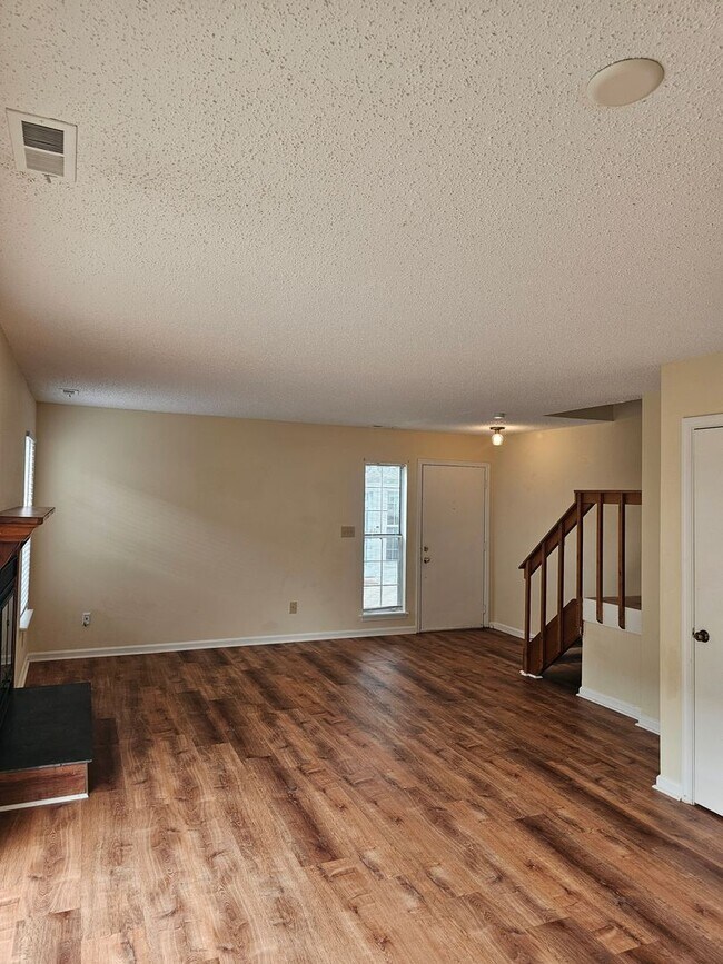 Foto del edificio - 652 Oleander Cir