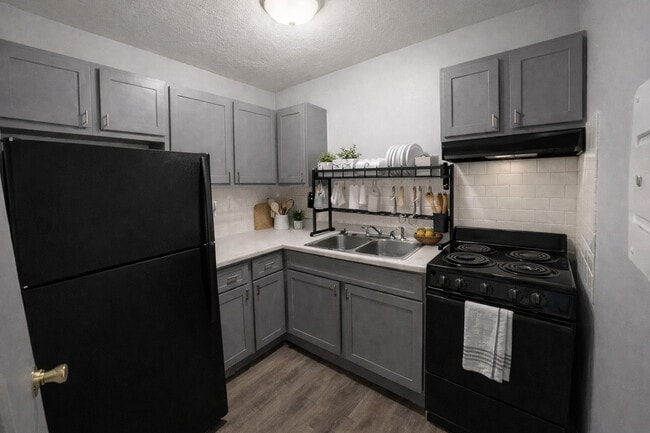 Building Photo - Hillcrest Apartments