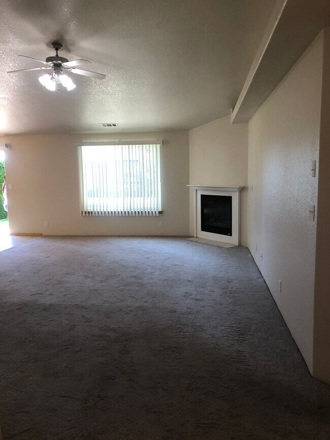 Foto del edificio - This beautifully maintained 3 bedroom, 2 b...