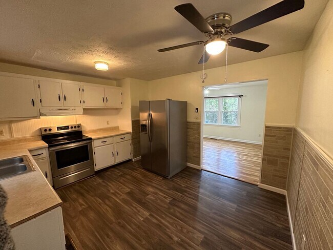 Building Photo - Spacious house located in the country! Fou...