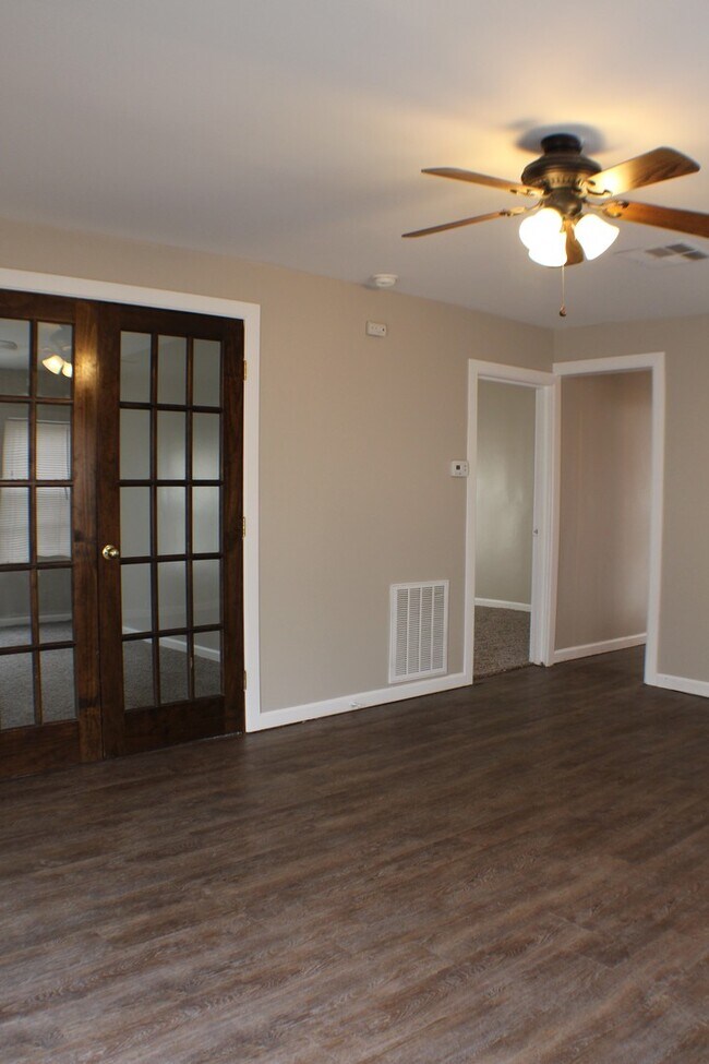 Building Photo - Adorable 2 bedroom 1 bath Broken Arrow Home, Close to the Rose District!