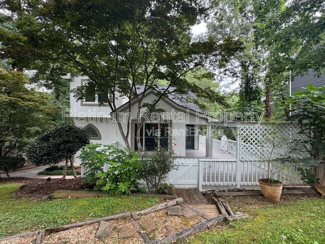 Building Photo - 3025 Lakeside Dr