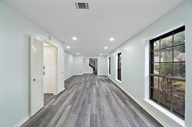 Building Photo - 4611 El Salvador Dr