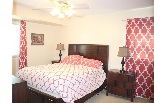 Habitación principal con cama Queen y cubrecolchones de gel - 215 Hutton St