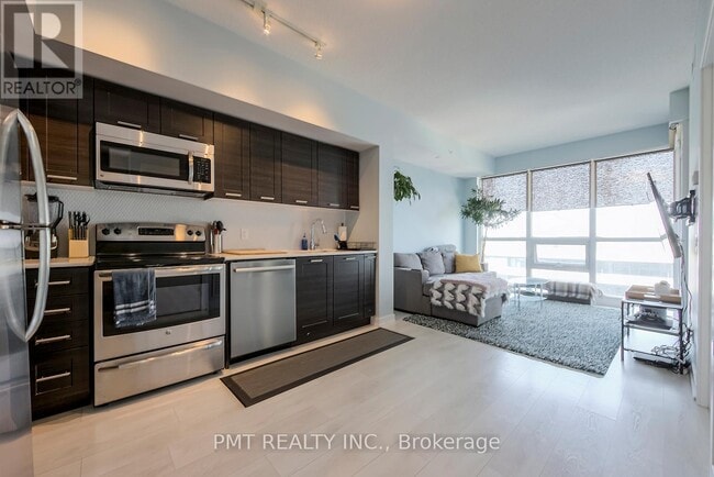 Building Photo - 2212 Lake Shore Blvd W