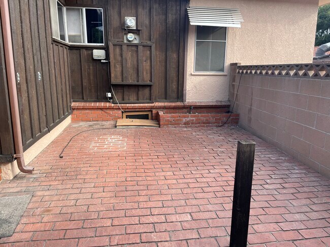 Dedicated Patio - 419 E Harvard Rd