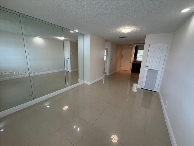 Foto del edificio - 432 Lakeside Dr