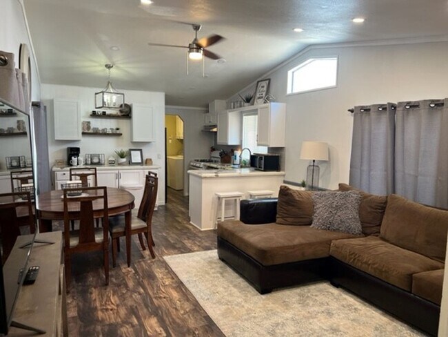 Building Photo - 2 Bedroom furnished Vacation home/UTILITIE...