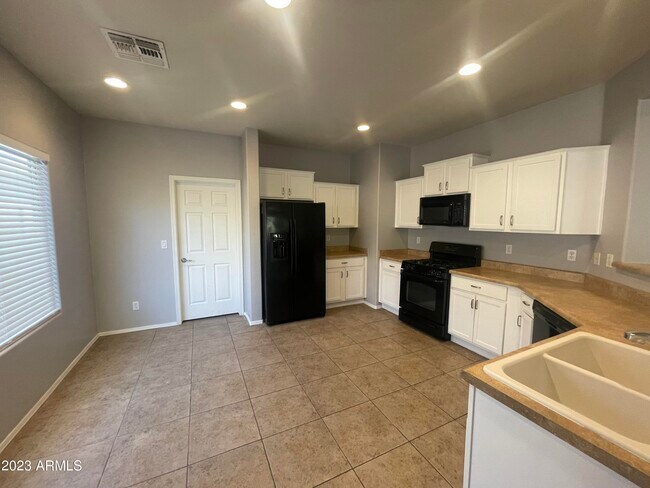 Building Photo - 2326 N Hudson Dr