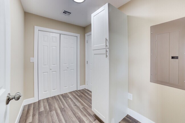 Building Photo - Recently Remodeled 2 Bed 1 Bath! Coming Soon!