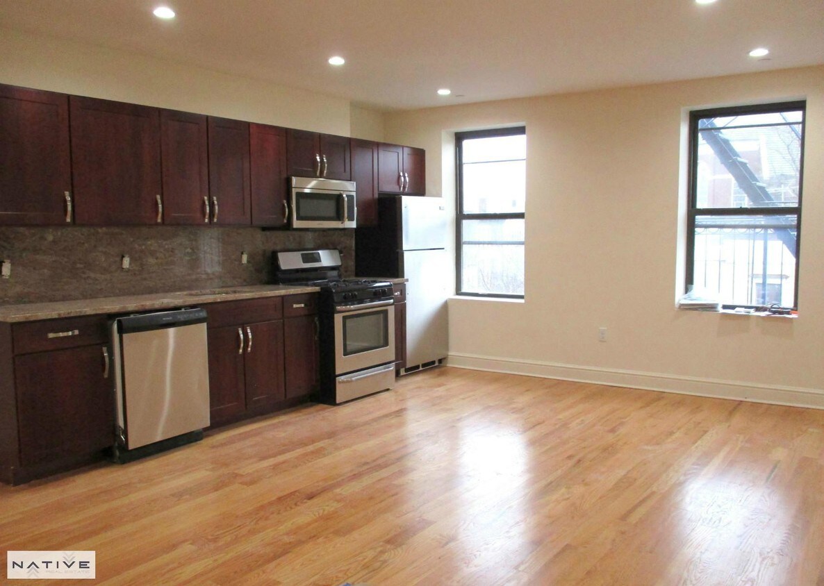 Primary Photo - 153 Greenpoint Ave