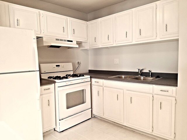 Foto del edificio - 9s070 S Frontage Rd