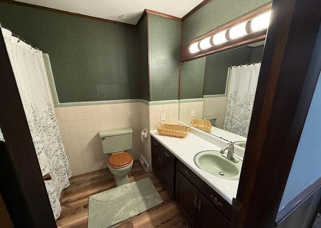Foto del edificio - Welcome to this spacious 3 bedroom, 2 full...