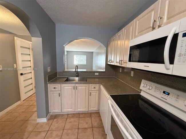 Foto del edificio - 930 NE 34th Ave