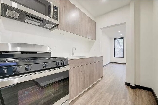 Building Photo - 439 W 46th St