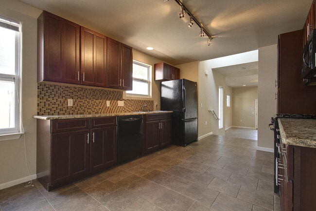Building Photo - UT PRE LEASE: 2009 Remodeled 6 Bed / 3 Bat...