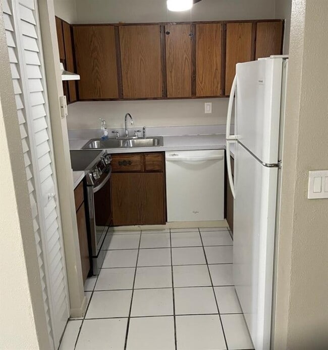 Building Photo - 2625 FL-590