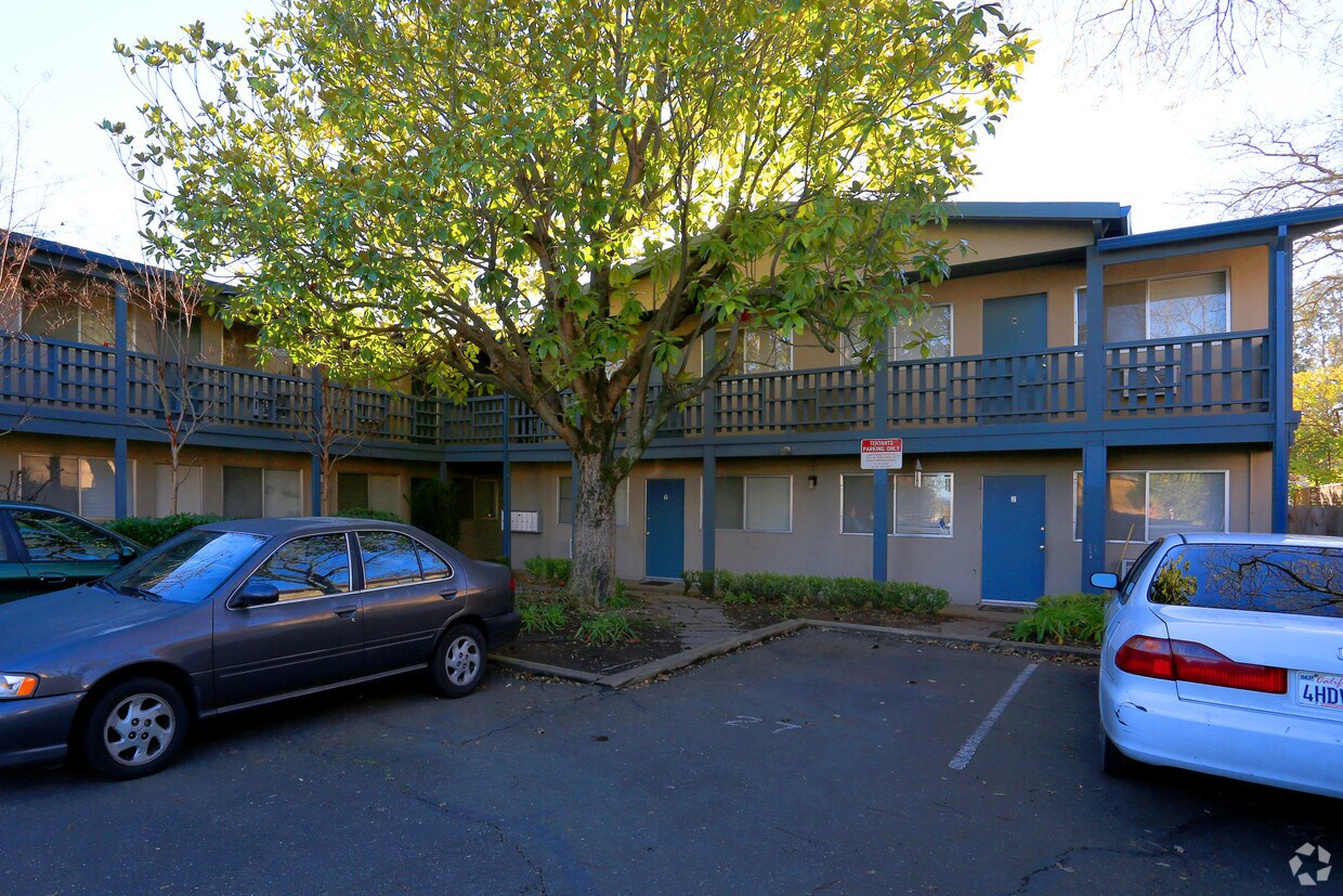 Building Photo - Colonial Apartments
