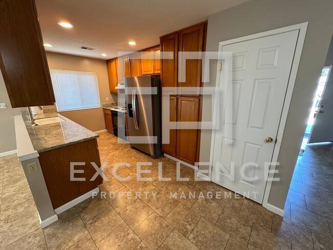 Building Photo - Spacious 3/2 Home with a patio, yard and 2...