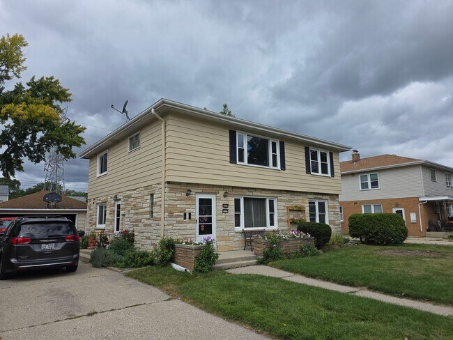 Foto del edificio - Updated 3 bedroom West Allis upper