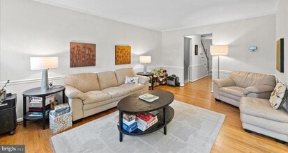 Building Photo - 7252 Greentree Rd