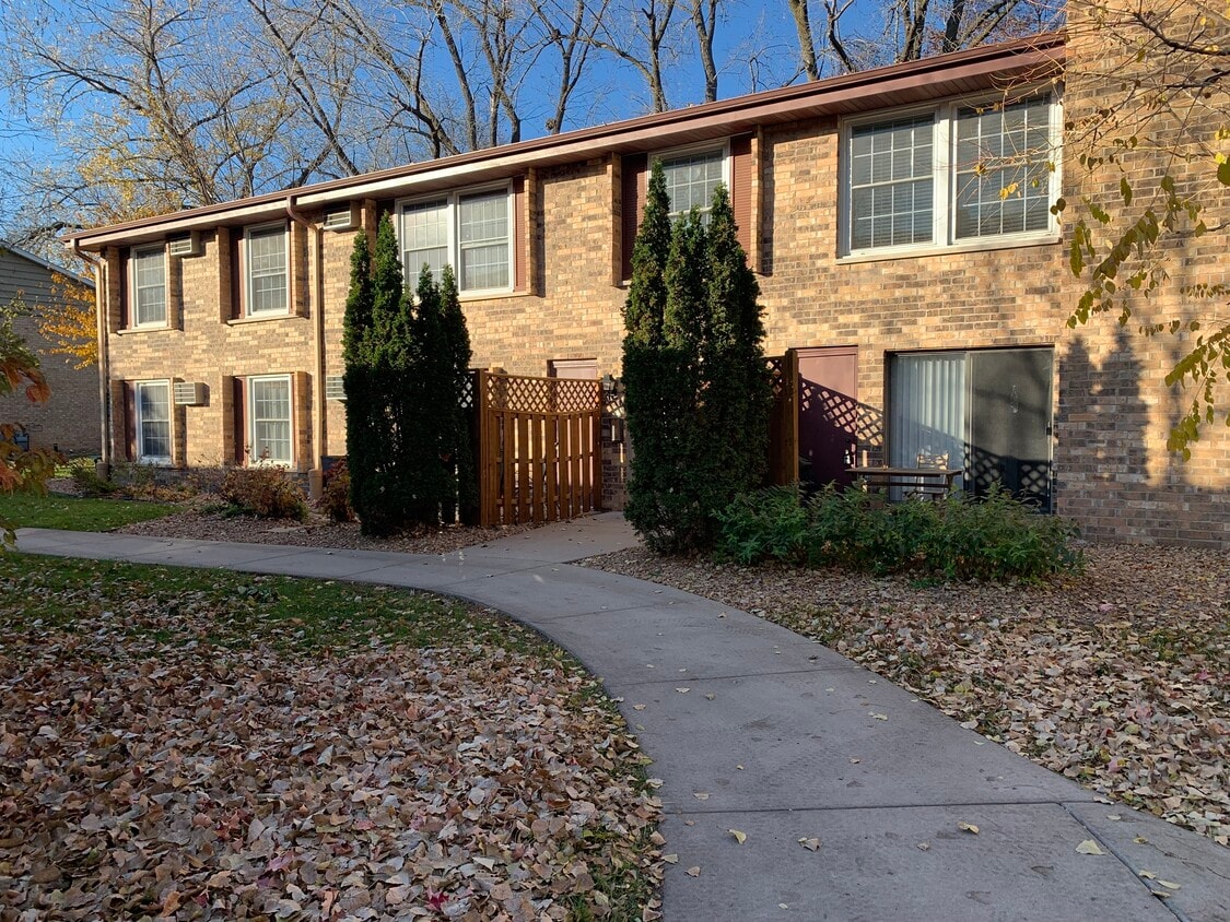 Great mix of renters and owners in a quiet residential setting. - 4542 Cedar Lake Rd S