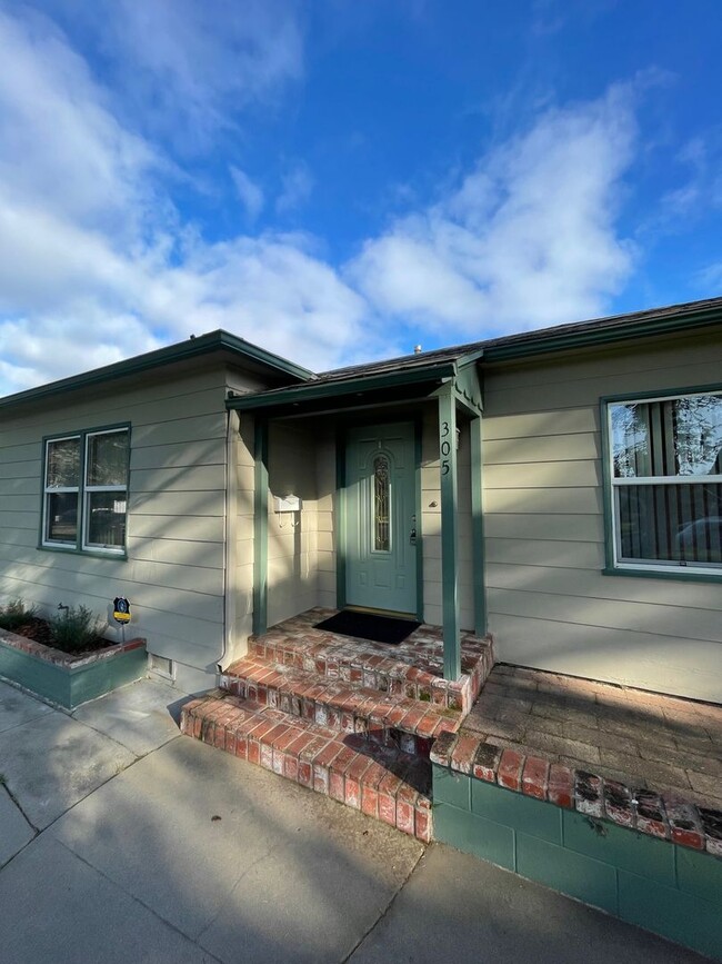 Building Photo - 2 Bedroom 1 Bath for rent in Oxnard