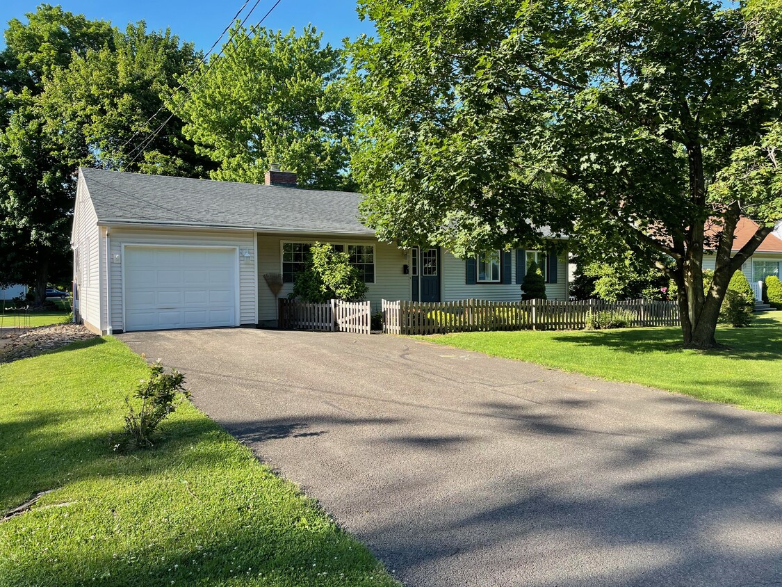 Primary Photo - 8 Berkley Dr