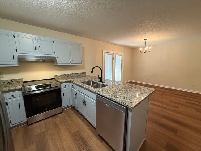 New appliances, granite - 775 Indian Mound Rd SE