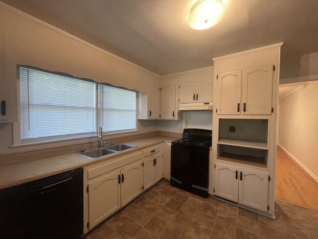 Building Photo - 7162 Everett Dr