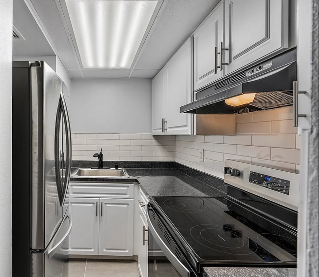 Building Photo - Splendid unit near the beach