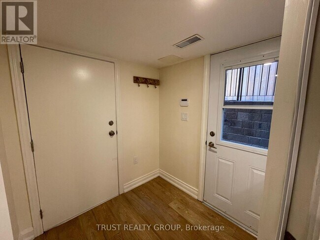 Photo du bâtiment - 990 Cosburn Ave.