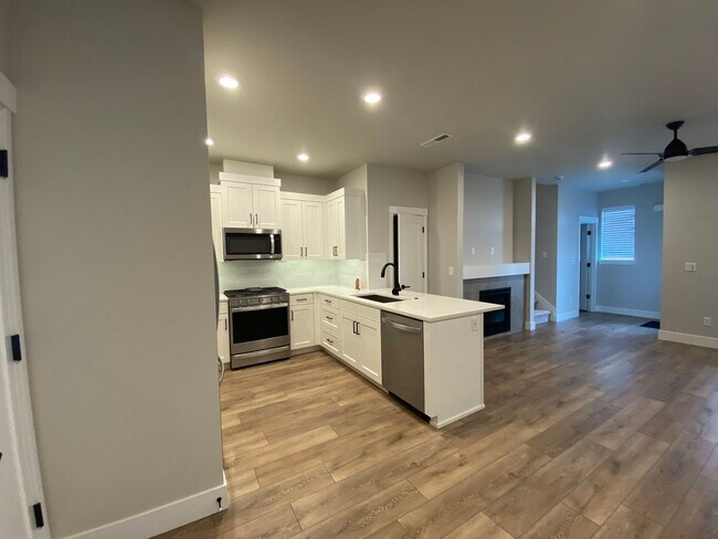 Building Photo - 3 Bedroom Petrosa Townhome with Resort-lik...