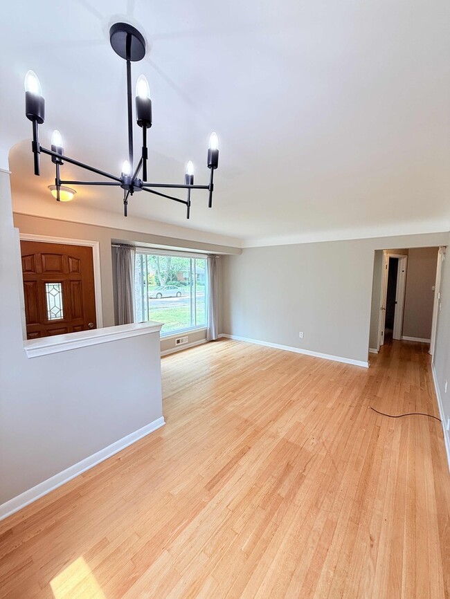 Building Photo - 1718 Cresthill Ave