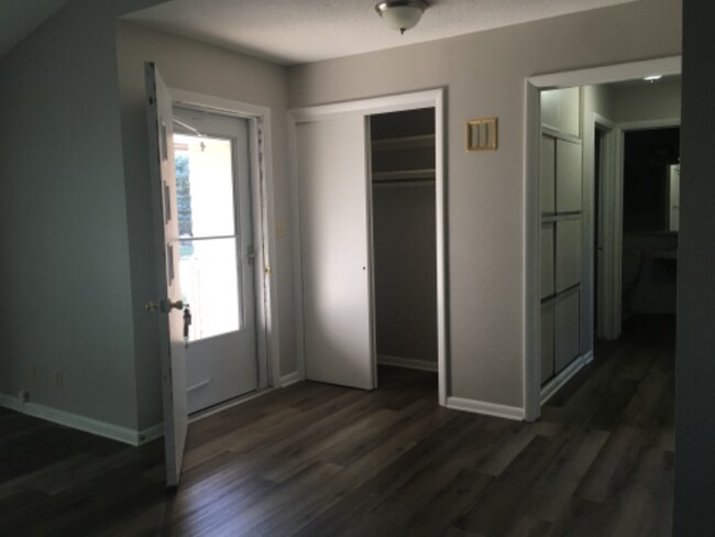 Foto del edificio - 703 Carriage Ct