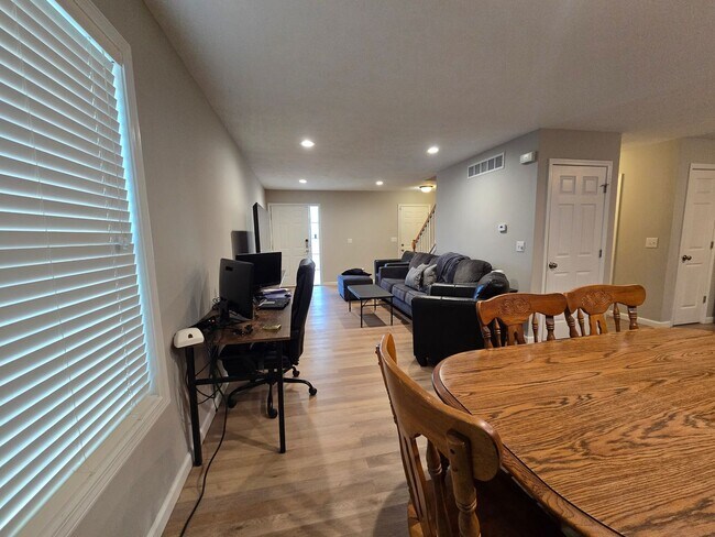 Foto del edificio - 4 Bedroom Townhome for Rent in Normal!