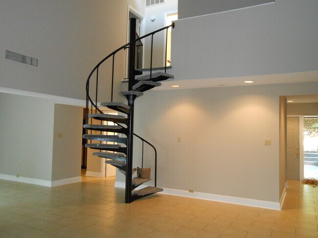View of staircase to upstairs bedrooms - 903 E Franklin St